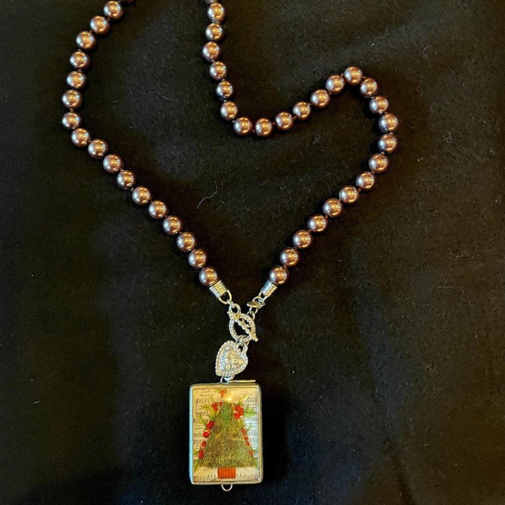 Jewel Kade Chocolate Pearl Necklace with Christmas Charm